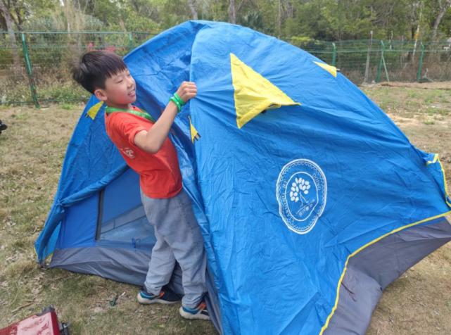 2、在露营之前要事先和工作人员沟通好进园时间和路线，以及需要携带的物品重量等。
