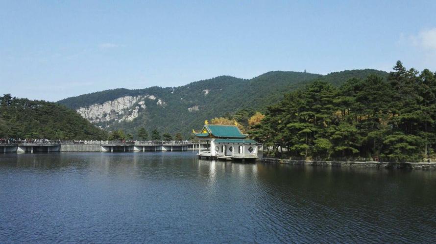 2.庐山是一个古老而又神秘的地方，早在7000多年前就有人类在此居住。