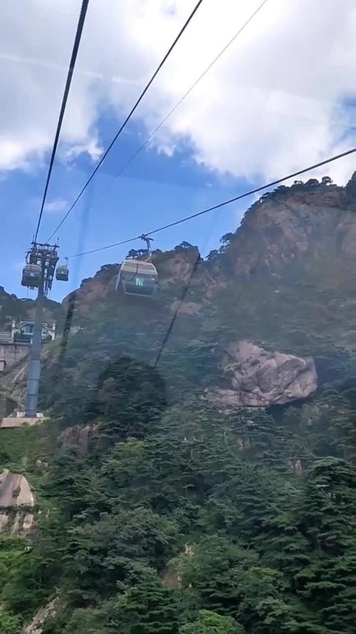 4、缆车：直接从索道上看黄山