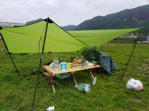 2、对于一些新手来说，在露营地附近如果看到有帐篷或者营地，那就应该立马跑过去营地去。