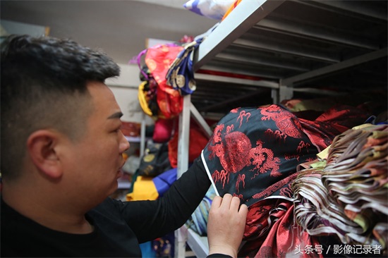 全国最大殡葬用品批发市场：活人有的 逝者全有！