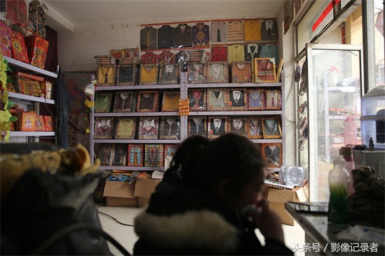 全国最大殡葬用品批发市场：活人有的 逝者全有！
