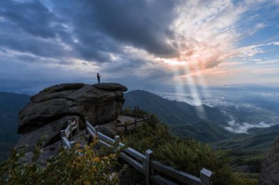 ​衡山风景名胜区，位于衡阳市南岳区，海拔1300.2米
