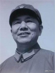 ​他是志愿军万岁军副军长，55年被授大校军衔，其孙女韩雪红遍全国