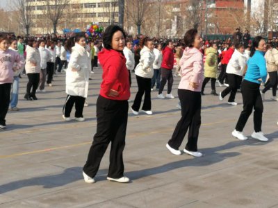 ​全县近3万人齐跳健身操，县委书记参加