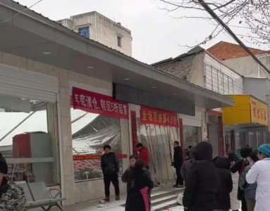 ​湖北一超市屋顶被雪压垮，知情人称有收银员受伤送医，医院：已不幸去世