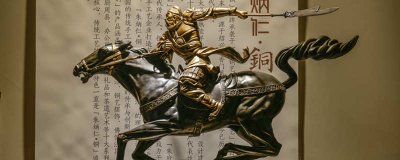​过五关斩六将的主人公是谁 过五关斩六将主要写了什么