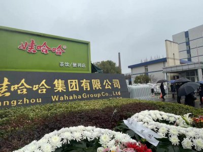 ​宗庆后追思会现场：各界人士冒雨前往悼念，附近商超娃哈哈产品供不应求