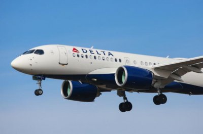 ​一架波音787客机飞行中突然坠落，致50人受伤