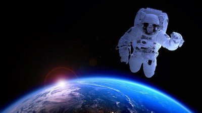 ​铅笔和钢笔哪个能在太空中使用（为什么太空中不能用铅笔）