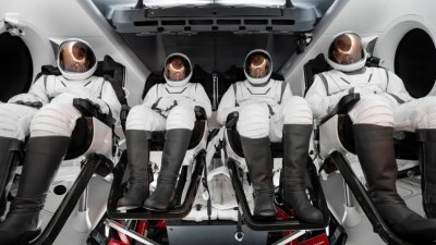 ​SpaceX展示舱外活动太空服：采用新材料及关节设计，头盔配备HUD