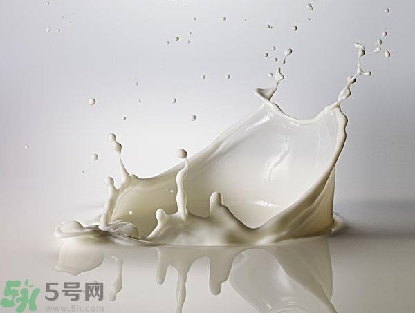 一天喝多少牛奶最好？牛奶一天喝多少合适？