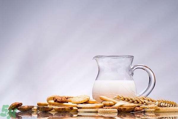 一天喝多少牛奶最好？牛奶一天喝多少合适？