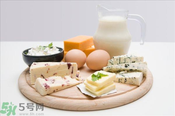 一天喝多少牛奶最好？牛奶一天喝多少合适？
