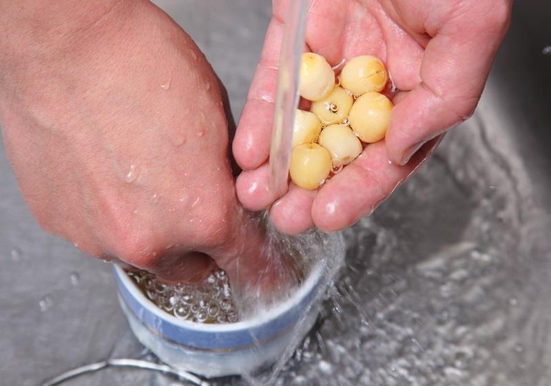 莲子用凉水还是热水泡 别先泡冷水