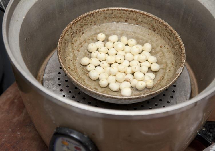 莲子用凉水还是热水泡 别先泡冷水