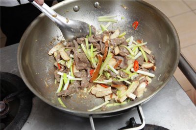 ​炒菜先放油还是先热锅 4种冷热做法