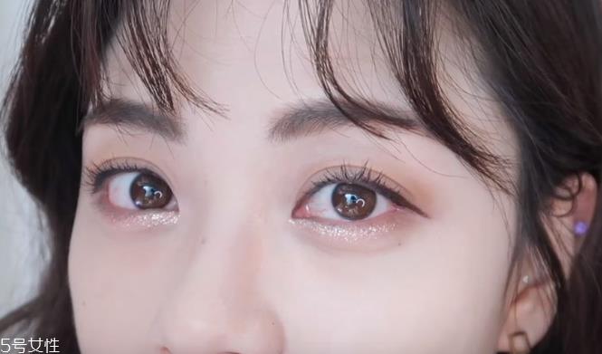 眼镜妆怎么画好看 干净又活泼的眼镜妆教程