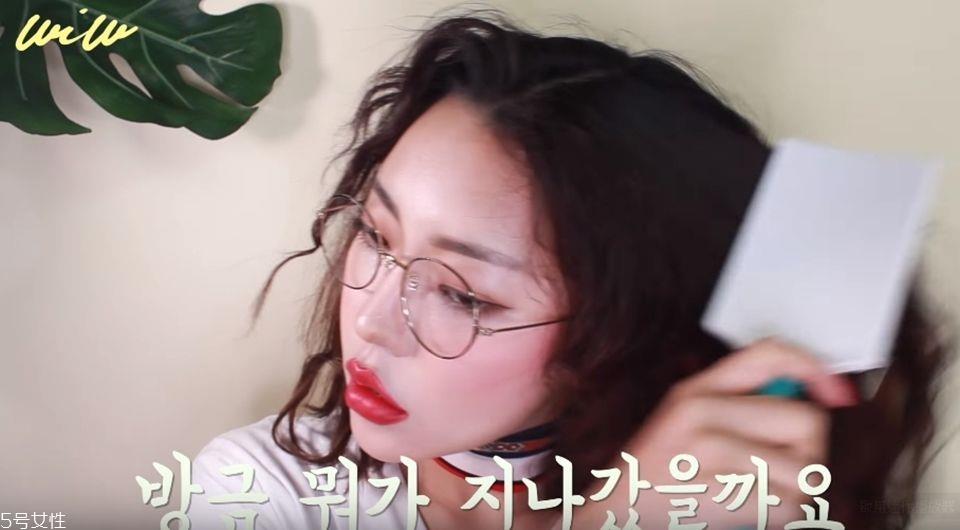 泫雅嬉皮卷发型教程 韩式嬉皮卷发型怎么弄