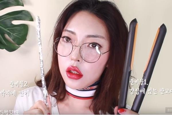 泫雅嬉皮卷发型教程 韩式嬉皮卷发型怎么弄