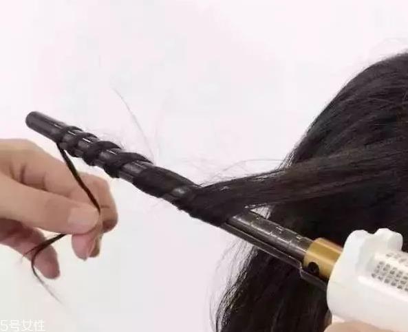 泫雅嬉皮卷发型教程 韩式嬉皮卷发型怎么弄