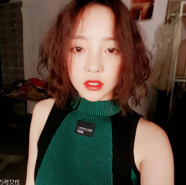 泫雅嬉皮卷发型教程 韩式嬉皮卷发型怎么弄