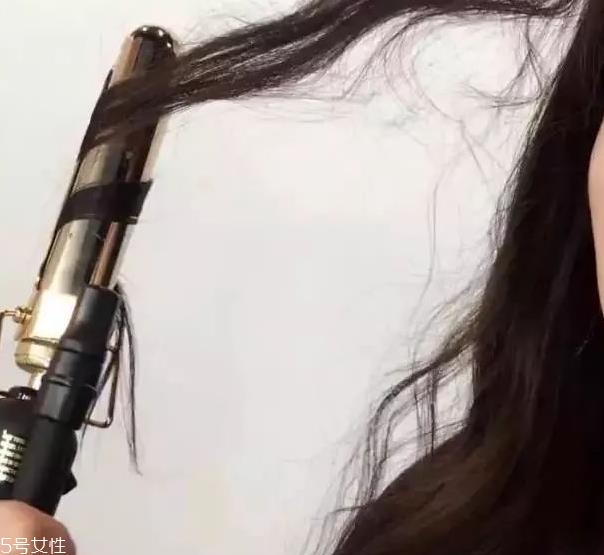 泫雅嬉皮卷发型教程 韩式嬉皮卷发型怎么弄