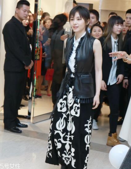 马甲里面配什么衣服好看？换季叠搭全靠它