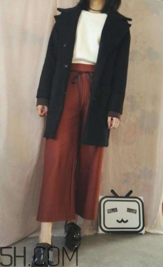 焦糖色裤子配什么颜色外套？焦糖色裤子怎么搭配图片