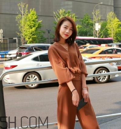 焦糖色裤子配什么颜色外套？焦糖色裤子怎么搭配图片
