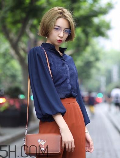 焦糖色裤子配什么颜色外套？焦糖色裤子怎么搭配图片