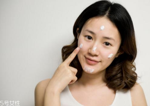 为什么涂乳液后脸会刺痛 乳液的正确用法