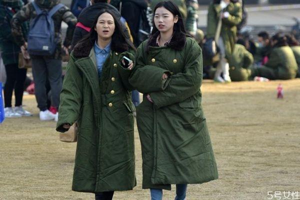 军大衣和羽绒服哪个暖和 军大衣和羽绒服哪个抗寒