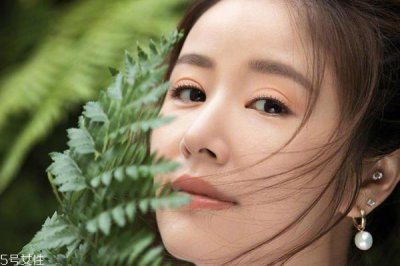​短圆眼用什么颜色眼影 红色系都是很好选择