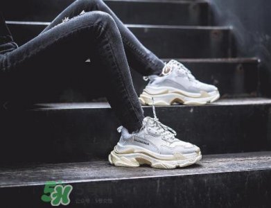 ​balenciaga triple s上脚效果怎么样？巴黎世家复古训练鞋上脚