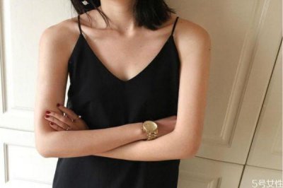 ​吊带背心怎么搭配外套 吊带背心外面穿什么衣服