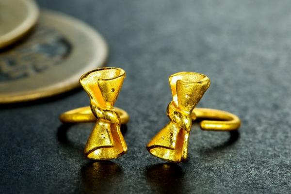 黄金耳钉变形了怎么办 黄金耳钉的清洗步骤