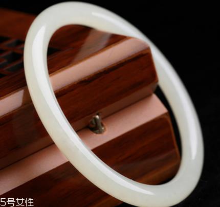 白玉手镯一般多少钱 价值连城的民族瑰宝