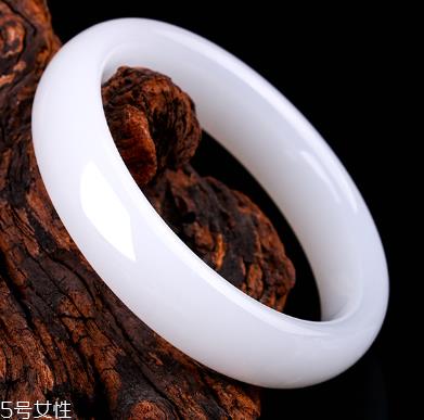 白玉手镯一般多少钱 价值连城的民族瑰宝