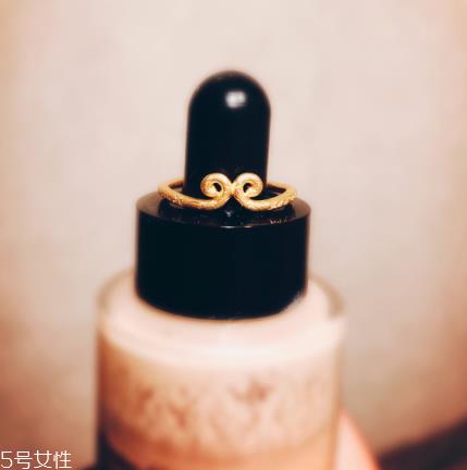 紧箍咒戒指怎么带方向？紧箍咒戒指正反正确戴法