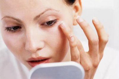 ​眼部细纹会自己消失吗 女人正常多少岁眼部有细纹