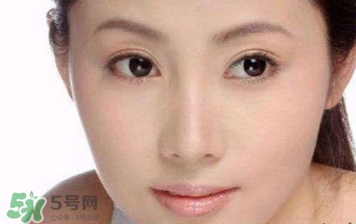 鼻子上挤出来的白色东西是什么？鼻子上的白色颗粒是什么？