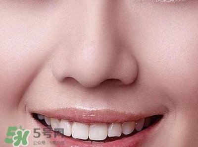 ​鼻子上挤出来的白色东西是什么？鼻子上的白色颗粒是什么？