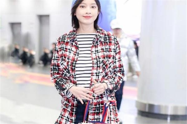 条纹打底衫配什么外套 万能打底就选它