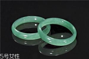 翡翠手镯戴在哪只手好？行内人士给出答案