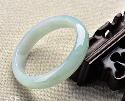 翡翠手镯戴在哪只手好？行内人士给出答案