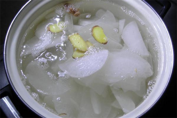 白萝卜姜汤能治咳嗽吗 白萝卜姜汤晚上可以喝吗