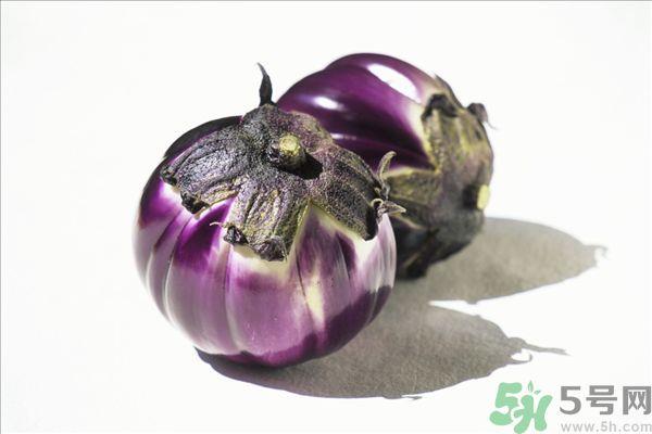 茄子里面有黑点能吃吗？茄子里面黑了能吃吗？