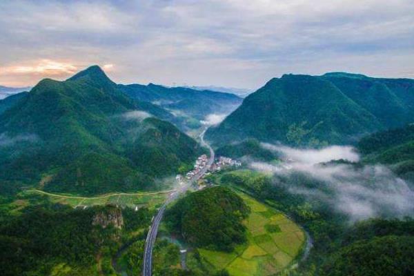 旅游三区三州指哪些地方?西藏，南疆和田，四省藏区(深度贫困)  1