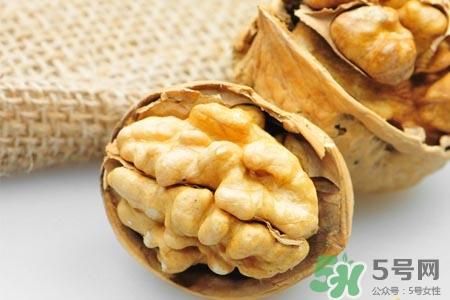 吃核桃能治白发吗？白头发多吃核桃有用吗？